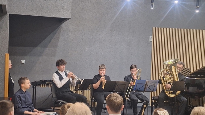 Pūšaminstrumentu un sitaminstrumentu nodaļa sniedz koncertu