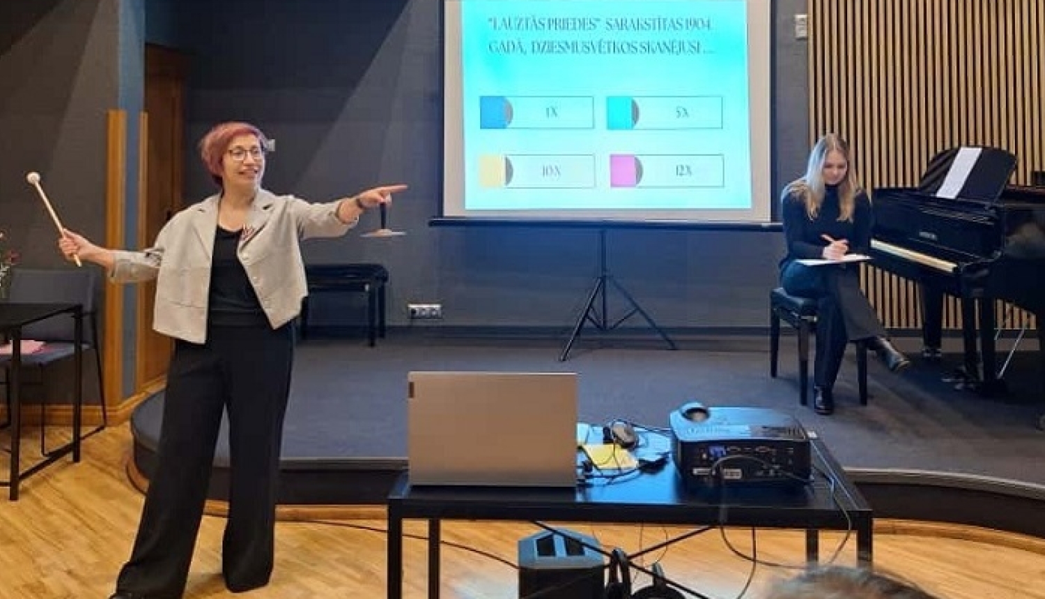 Ieva Ūdre diriģē viktorīnu