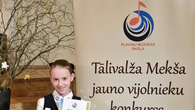 Mūsu vijolnieces turpina mirdzēt!