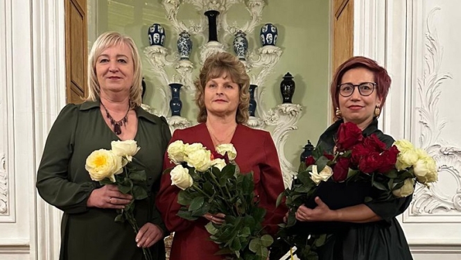 Apbalvo mūsu kora diriģentes